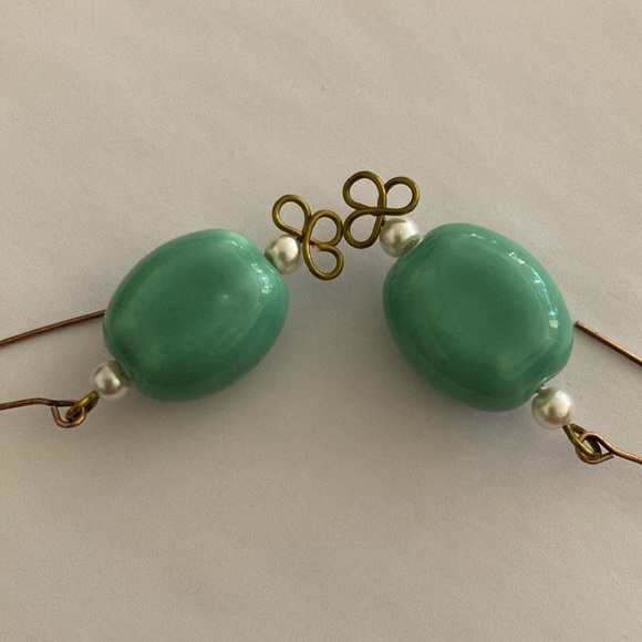 Earrings: Ceramic & faux pearl with antique brass - Picture 4 of 16